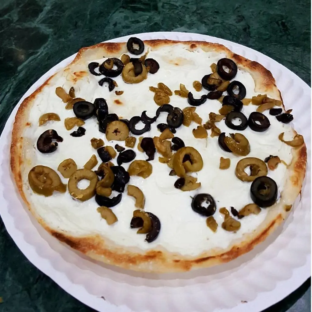فطيرة جبن بالزيتون